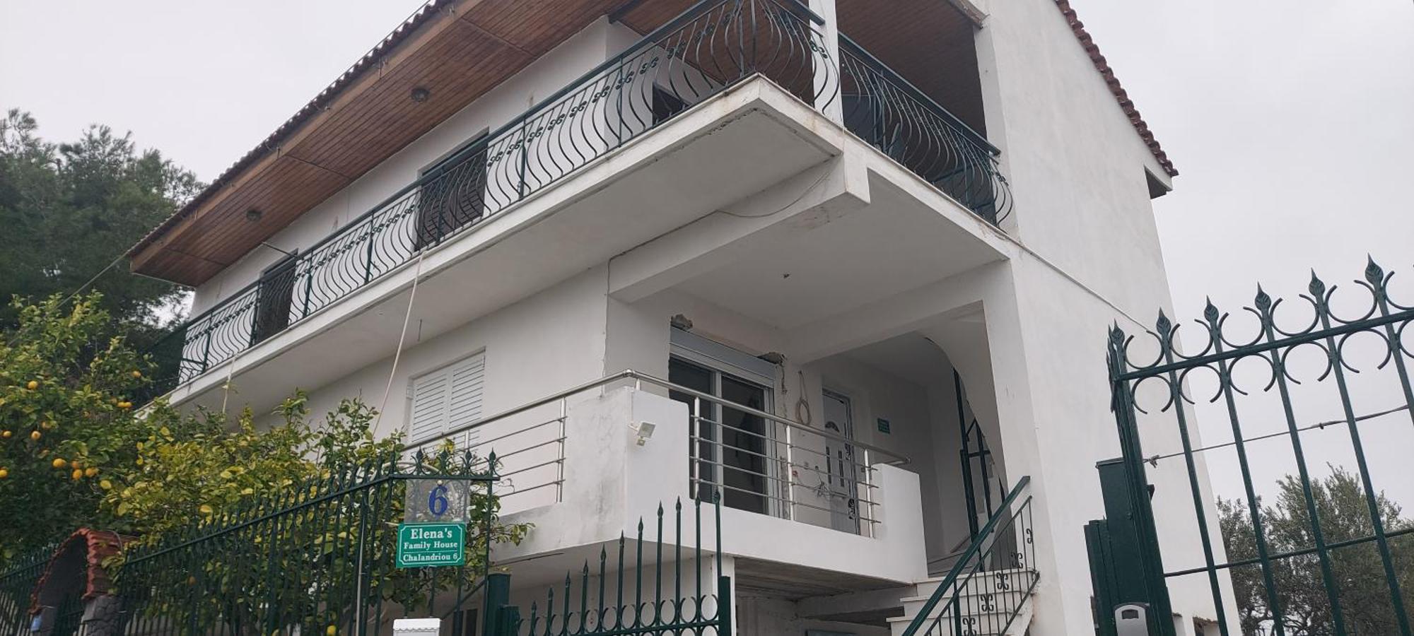 Elena'S Family House Apartamento Loútsa Exterior foto